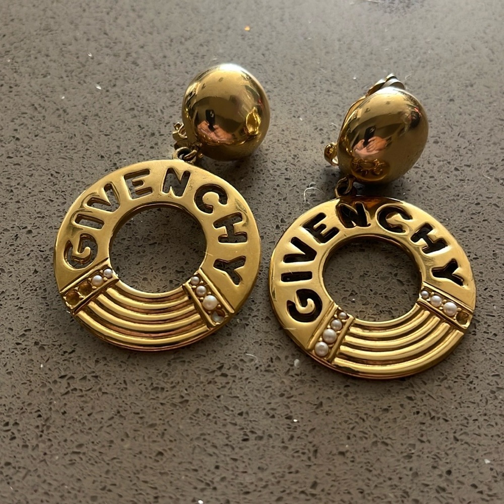 Vintage 1980s clip-on gold plated Givenchy earrings. Good condition!